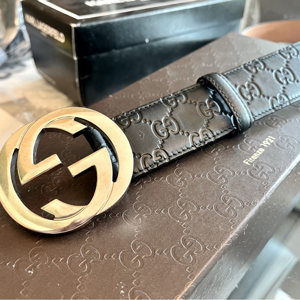 Gucci Unisex Black Leather Belt with silver double “GG”